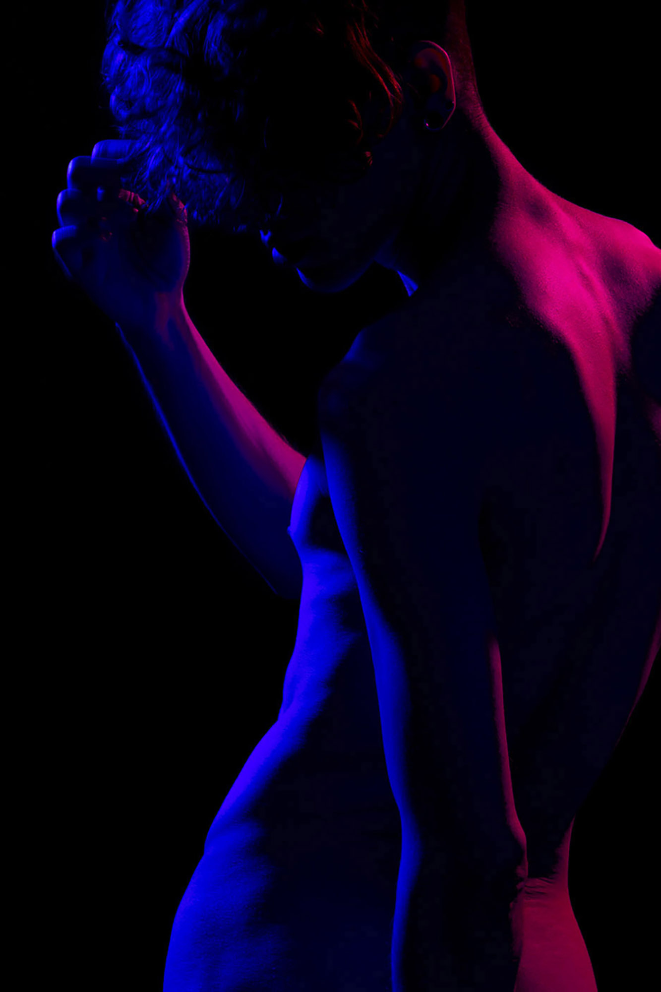 Portrait von Mann mit Lichteffekt Blau und Magenta