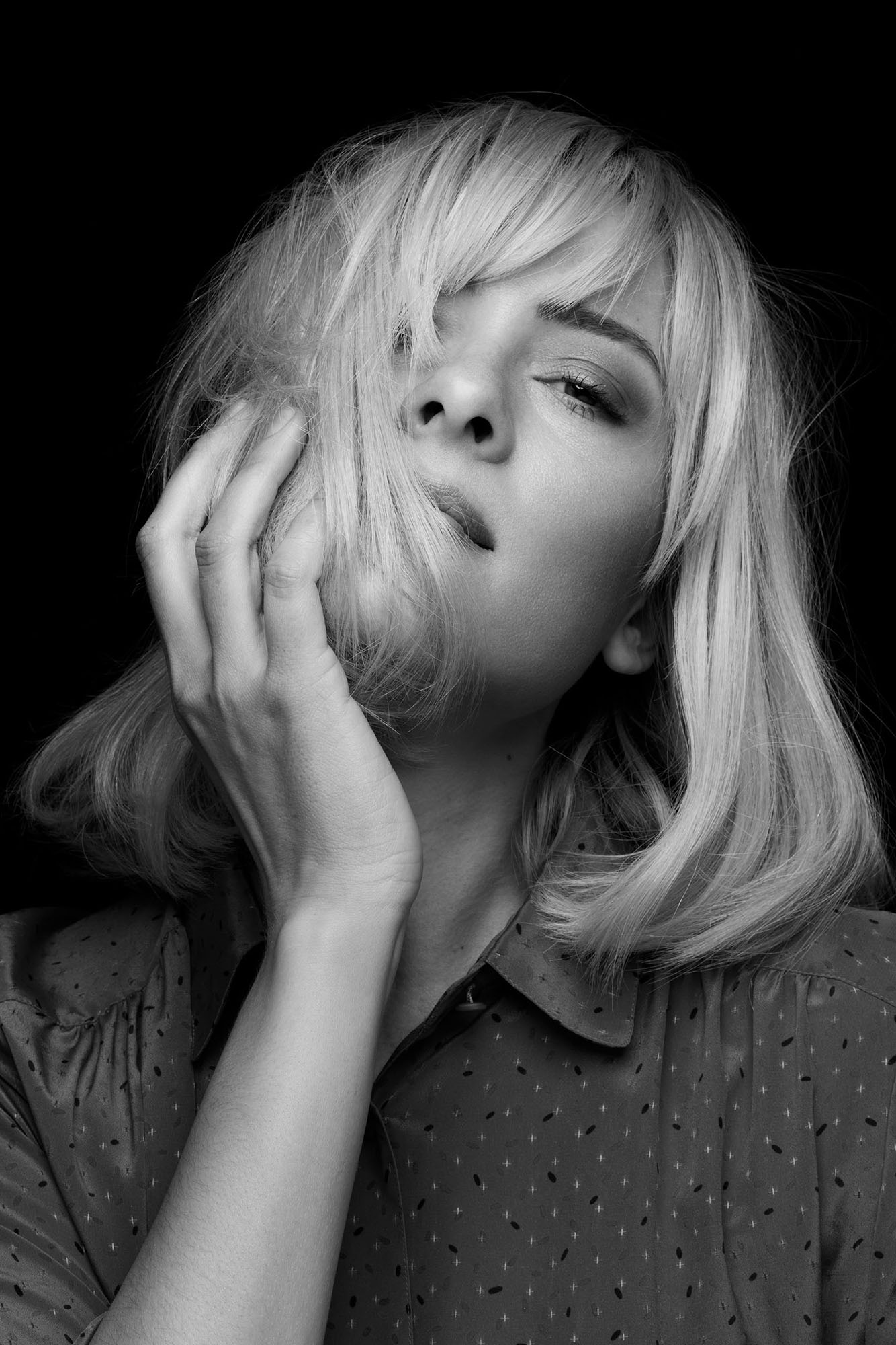 Portrait von Frau mit Hand im gesicht